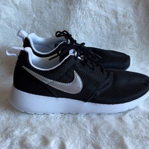 NWOT Nike black runners